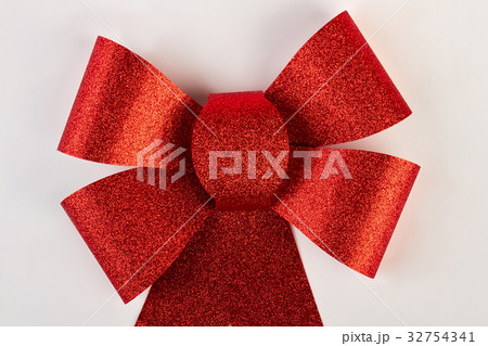 Red shiny bow isolated. 32754341