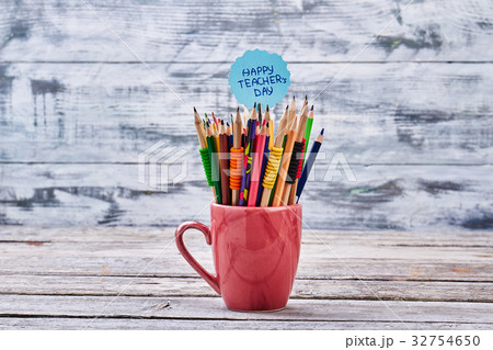 Crayons in a red cup. 32754650