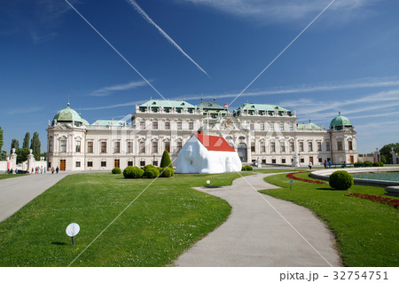 View of the Belvedere Palace in Vienna. Austria 32754751