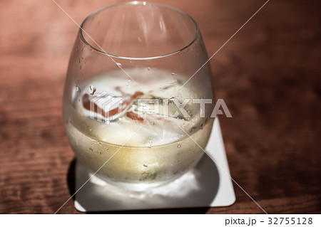 Glass of UMESHU and ice 32755128