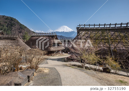 Iyashi-no-sato village with Mt. Fuji in Japan. 32755190