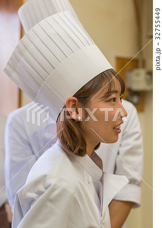 バームクーヘンを作るふたり 32755449