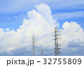 夏の青空に浮かぶ入道雲 32755809