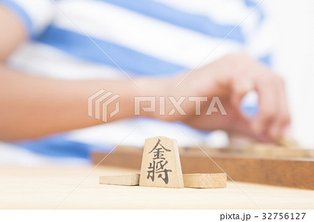 将棋を指す男の子　ボディパーツ　パーツカット 32756127