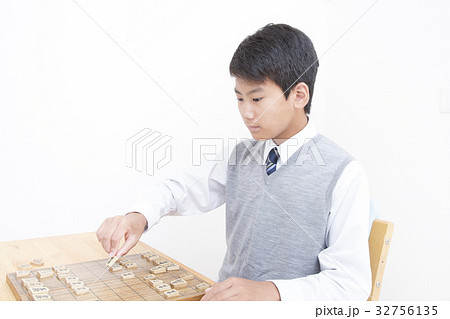 将棋を指す学生男の子 32756135