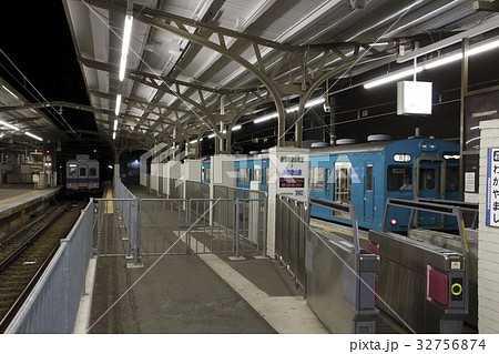 和歌山市駅に停車中の紀勢本線支線105系電車 32756874