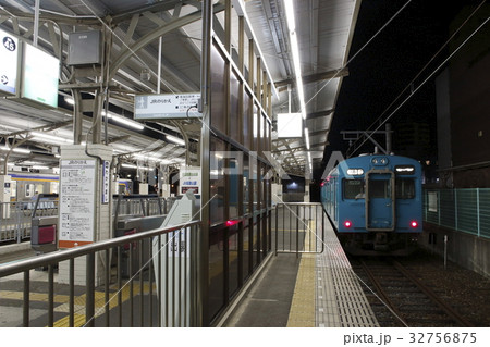 和歌山市駅に停車中の紀勢本線支線105系電車 32756875
