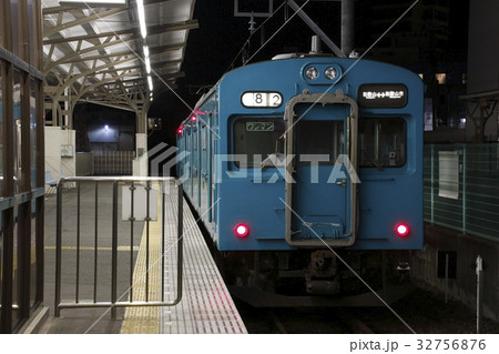 和歌山市駅に停車中の紀勢本線支線105系電車 32756876