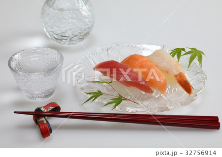 寿司と冷酒 寿司と冷酒 32756914