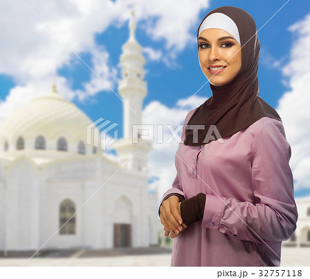 Muslim woman at mosque background Muslim woman at mosque background 32757118