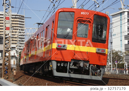東武スカイツリーラインを行く東武大師線8000系赤色（回送列車：北春日部行） 32757170