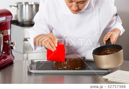 Pastry chef in the kitchen 32757366