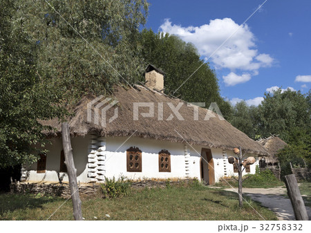 Old traditional Ukrainian house with thatched roof 32758332