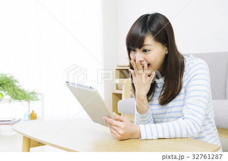 タブレットをする若い女性 32761287