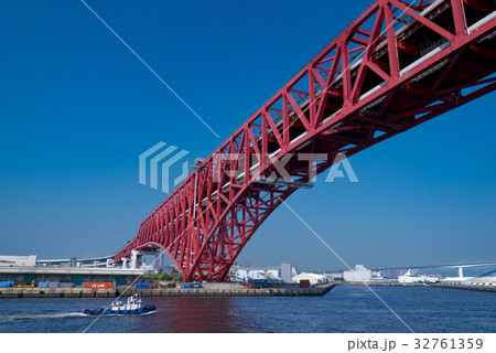 大阪港にかかる赤い橋（港大橋） 32761359
