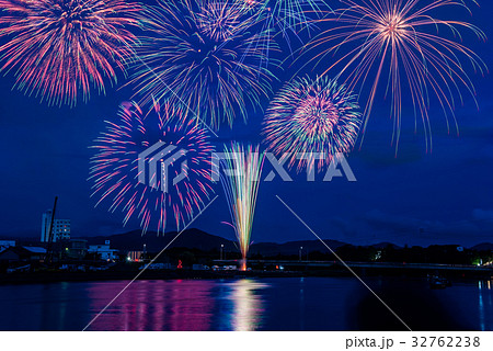 豊橋祇園祭の花火大会 豊川河畔 比較明合成の写真素材