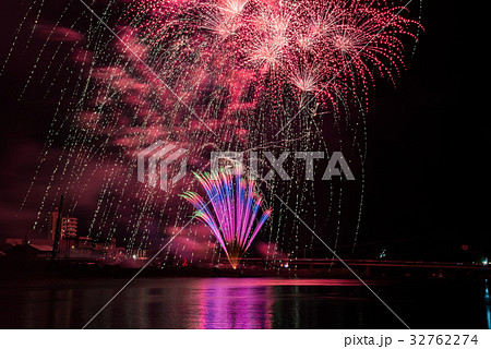 豊橋祇園祭の花火大会 豊川河畔の写真素材