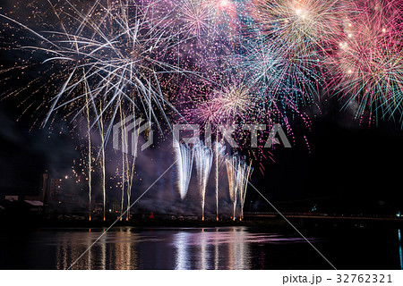 豊橋祇園祭の花火大会 豊川河畔 比較明合成の写真素材
