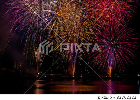 豊橋祇園祭の花火大会　豊川河畔　比較明合成 32762322