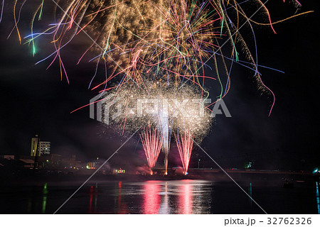 豊橋祇園祭の花火大会　豊川河畔　比較明合成 32762326