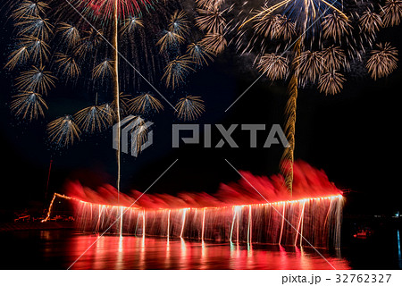 豊橋祇園祭の花火大会 ナイアガラ 豊川河畔 比較明合成の写真素材