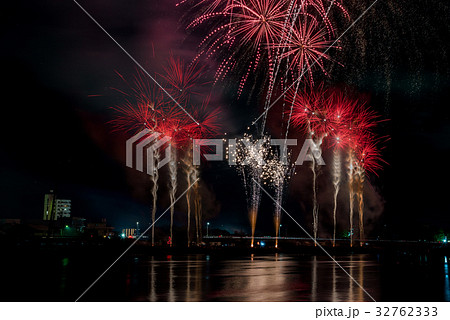 豊橋祇園祭の花火大会　豊川河畔　比較明合成 32762333