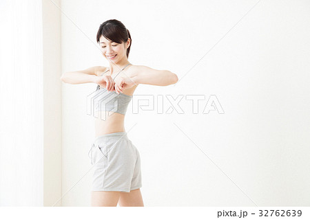 女性　ダイエット　腹筋　ボディパーツ　若い女性　フィットネス　スポーツ　エクササイズ 32762639