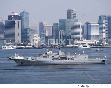 東京湾を航行するニュージーランド海軍フリゲート艦「テ・カハ」 32763077