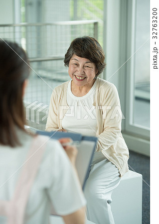 介護 病院 看護師 患者 問診  医療イメージ 32763200