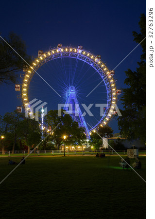 illuminated Riesenrad ferris wheel Vienna 32763296