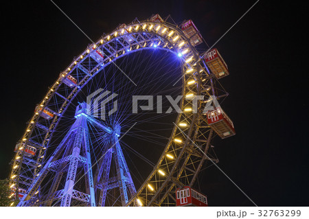 Lighting Ferris wheel Vienna 32763299