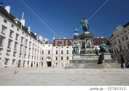 View on the inner yard of Hofburg Palace, Vienna 32763315