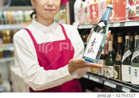 スーパーマーケット ミドル店員 お酒 スーパーマーケット ミドル店員 お酒 32763527