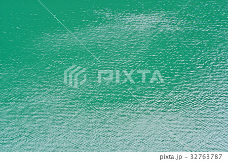 湖面 緑のさざ波 粗いイメージ b-1 明るい 湖面 緑のさざ波 粗いイメージ b-1 明るい 32763787