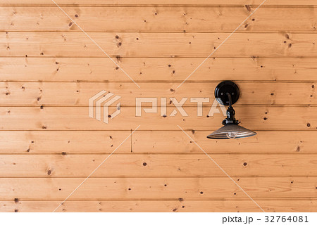 木の壁とランプ 木の壁とランプ 32764081