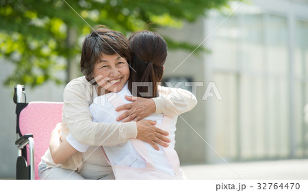 介護 病院 患者 介護士 車椅子 医療イメージ 介護 病院 患者 介護士 車椅子 医療イメージ 32764470