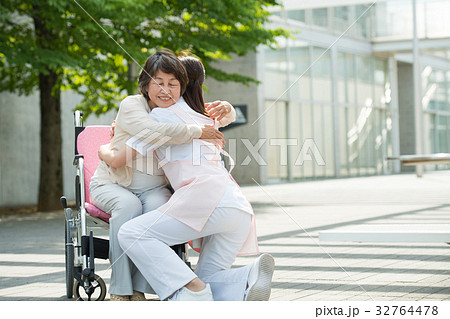 介護 病院 患者 介護士 車椅子 医療イメージ 32764478