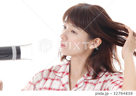 寝ぐせ直しの女性 寝ぐせ直しの女性 32764839