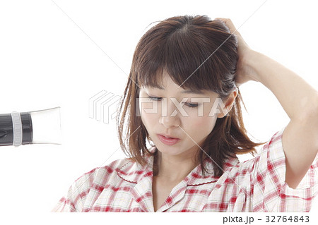 寝ぐせ直しの女性 32764843