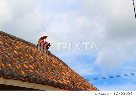 屋根の上のシーサー 32765054