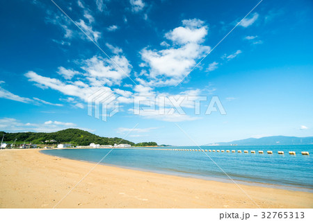 夏イメージ　海水浴場の砂浜と青い空 32765313