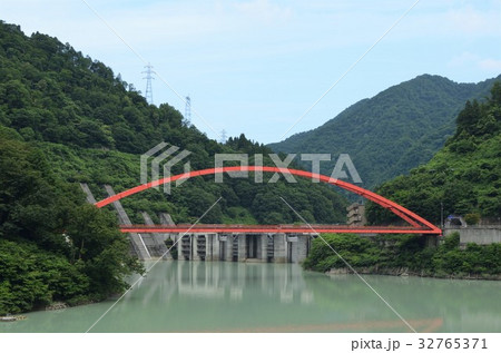黒部峡谷　宇奈月ダムの湖面橋 32765371