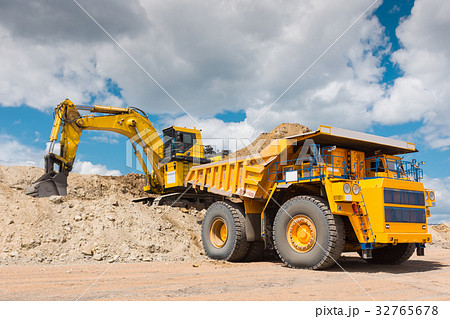 Coal mining in open pit 32765678