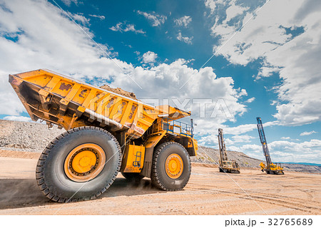 Big yellow mining truck Big yellow mining truck 32765689