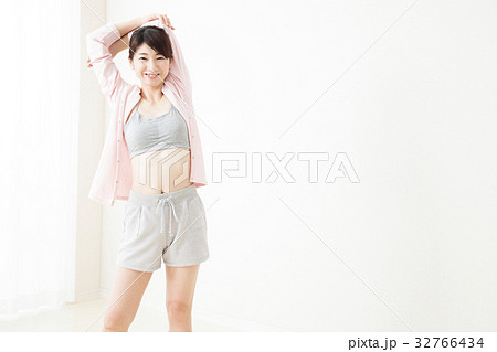 女性　ダイエット　若い女性　パーカー　フィットネス　スポーツ　エクササイズ 32766434