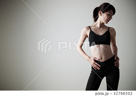 女性 ダイエット 腹筋 若い女性 フィットネス スポーツ エクササイズの写真素材