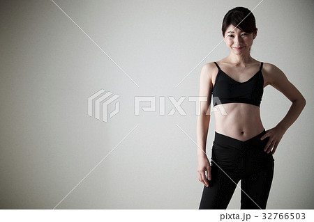 女性 ダイエット 腹筋 若い女性 フィットネス スポーツ エクササイズの写真素材
