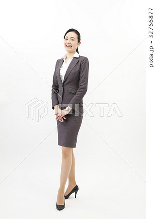 ビジネスウーマン ビジネススーツ 女性 白バック 全身の写真素材