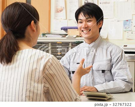 接客する男性作業員 32767322