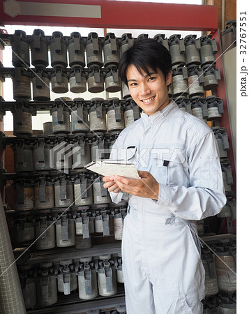 自動車の塗料を持つ塗装工の写真素材